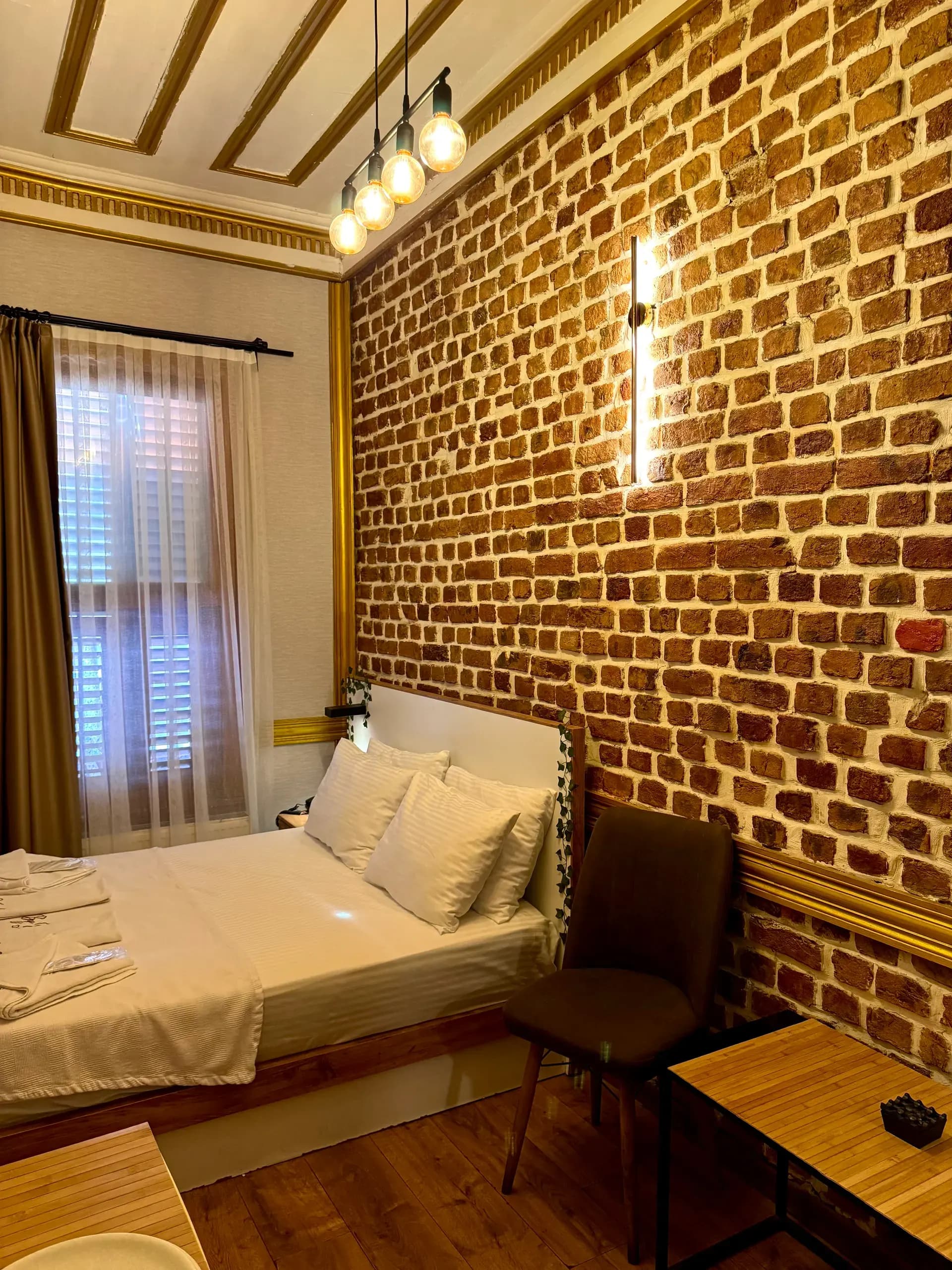 By Köşk Otel Deluxe 1+0 (203) - yatak odası tuğla duvar